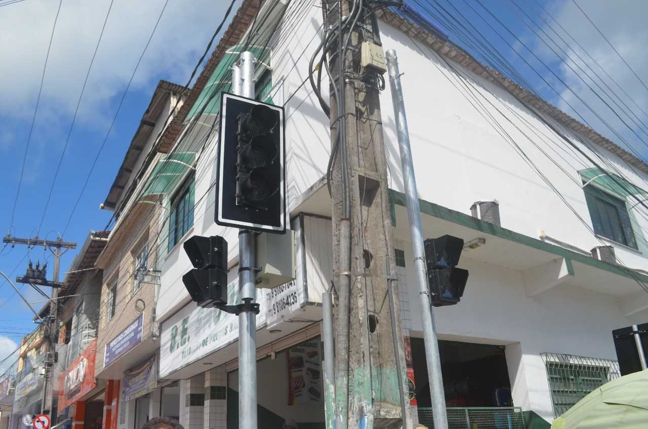 Camacã: Semáforos começaram a ser instalados no centro da cidade